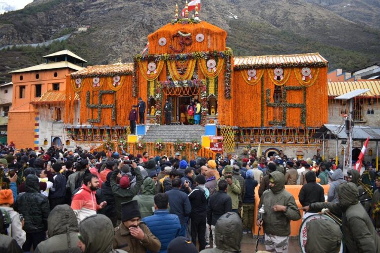 बदरीनाथ धाम के खुले कपाट। पावन अवसर के साक्षी बने हजारों श्रद्धालु।