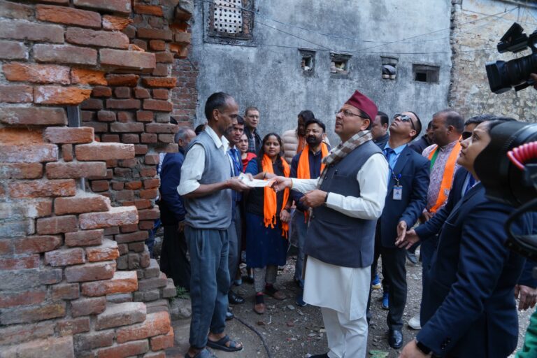 मुख्यमंत्री ने विभिन्न योजनाओं के लाभार्थियों से की मुलाकात